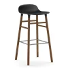 Chaise de bar Form Chair pieds en noyer, noir