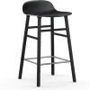 Chaise de bar Form Chair pieds en chêne laqués 65 cm, noir