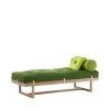 Lit banquette Stay, tissu vert, cadre en chêne huilé blanc