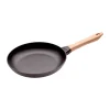 Poêle à frire Staub fonte noire avec manche en bois clair, Ø26 cm
