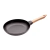 Poêle à frire Staub fonte noire avec manche en bois clair, Ø24 cm