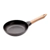 Poêle à frire Staub fonte noire avec manche en bois clair, Ø20 cm