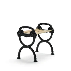 Tabouret Byarum, Imprégnation de pin, support noir
