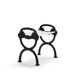Tabouret Byarum, Pin laqué blanc, pied noir